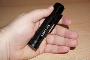 Olight S30R III in der Hand
